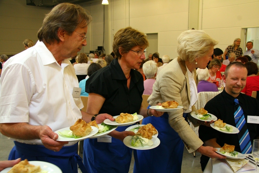 v.l.n.r. Hans Hamann (SPD), Britta Hasselmann (Grüne), Ricarda Osthus (CDU) bedienen die Engagierten